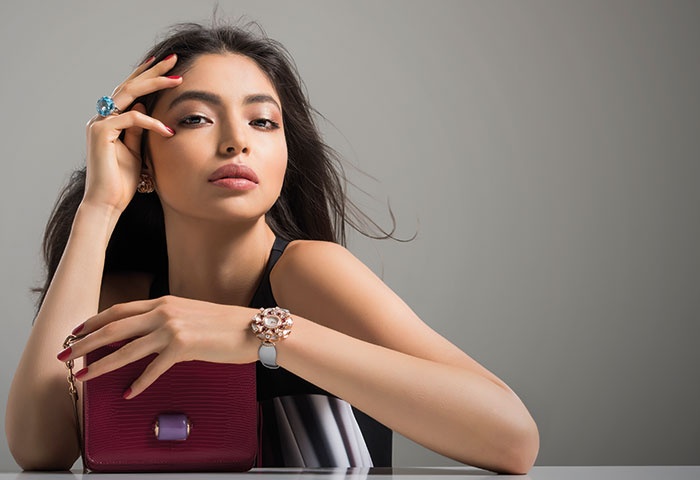 بهجة

آسيوية


بهجة

آسيوية


بهجة آسيوية...عطر خفيف من آسيا، وظلال عيون تحاكي الذهبي والبرونزي ومجوهرات فاتنة...