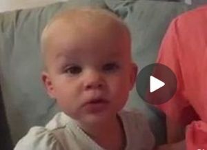 بالفيديو- طفلة لا تجد المحارم شاهدوا أين مسحت أنفها