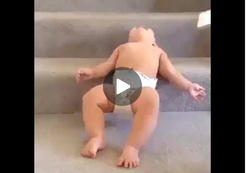 فيديو طريف- طفل يجيب على الهاتف! هل فهمتم ماذا قال؟