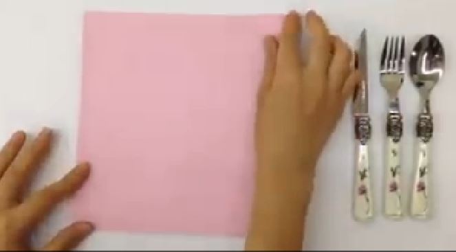 بالفيديو- لديك عزومة؟ شاهدي أسهل طريقة لطي المحارم، ستبهرين ضيوفك