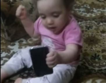 بالفيديو- طفلة عمرها أشهر ترقص على بشرة خير وشاهدوا ماذا فعلت عندما انتهت الأغنية