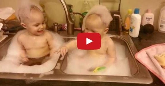 بالفيديو- توأمان يستحمان في حوض غسيل الأطباق! ما هذا الضحك الهستيري؟