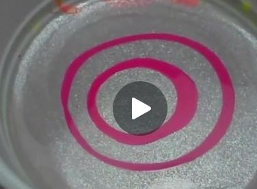 بالفيديو- طريقة مبهرة للرسم على الأظافر! كل ما يلزمك كوب ماء