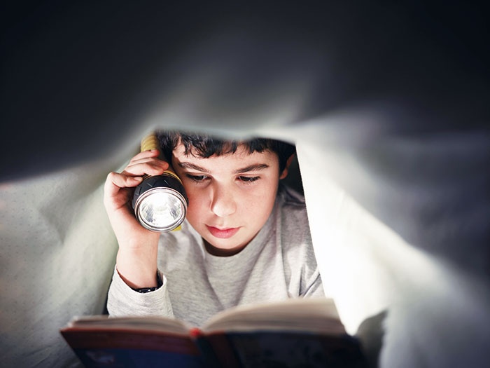 المطالعة ضرورية للنمو الذهني للطفل حوّلي طفلك الرافض للمطالعة إلى عاشق للكتب!