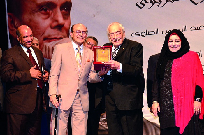 محمد صبحي يدعم الأطفال على المسرح