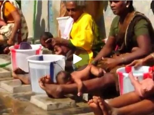 بالفيديو- أغرب طريقة لتحميم الأطفال!