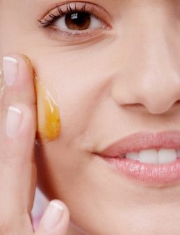 ماذا يحصل لو وضعت العسل على آثار البثور طوال الليل! نتيجة سحرية