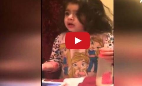 بالفيديو- طفلة تؤنب عائلتها على استخدام جهازها الـ