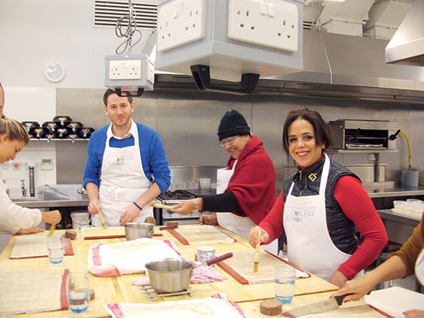 الزميلة ديانا حدّارة في مدرسة الطبخ
 Edinburgh New Town Cookery School