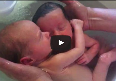 بالفيديو- أجمل ما يمكن أن تشاهده... توأم يظن أنه لا يزال داخل رحم أمه...