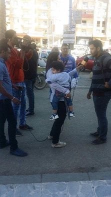 مراسلة تلفزيونية تحمل ابنها أثناء عملها ماذا حدث معها؟ وماذا قالت لنا؟