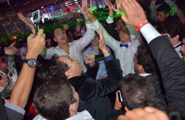 بالصور مفاجأة حكيم لابنه