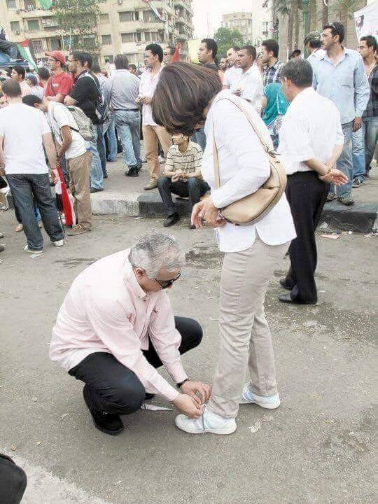 بسبب حذاء زوجته أصبح فارس أحلام الفتيات فما هي حكايته؟