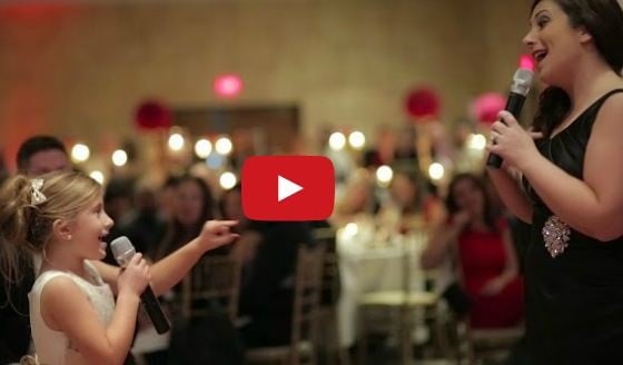 بالفيديو- أم وابنتها تبهران عروسين خلال حفل زفاف!! شاهدوا ماذا فعلتا