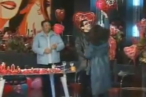 فيديو من الذاكرة- هدية أحمد حلمي لمنى زكي في يوم الحب قبل الزواج