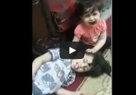 رد فعل طفلة عندما ظنت أن شقيقها توفي! هذا لعب غير مسموح به...