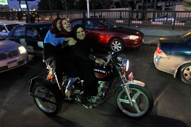 ثلاث نساء مصريات يتحدين المجتمع بالدراجة النارية.
