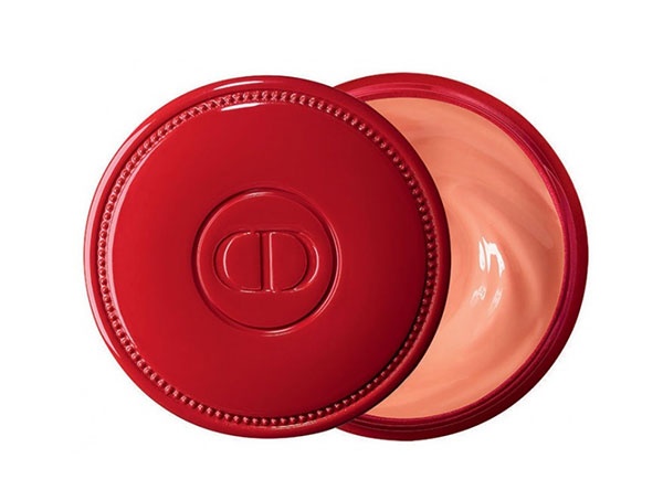 Dior Crème Abricot  يشعّ باللون الأحمر