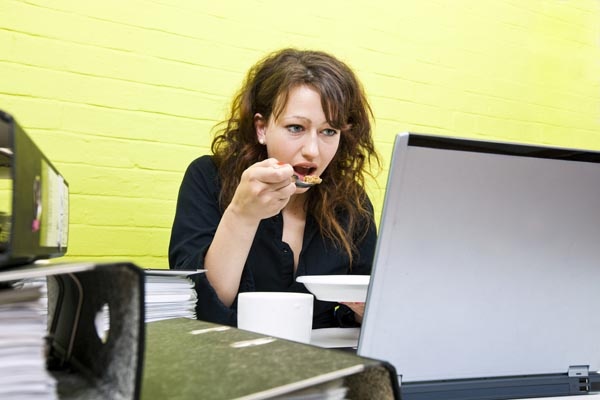 شاشة الكمبيوتر تزيد وزنك!