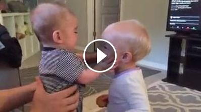 بالفيديو- طفل ينفخ فقاعة من أنفه على طفلة أخرى... شاهدوا ماذا حصل!