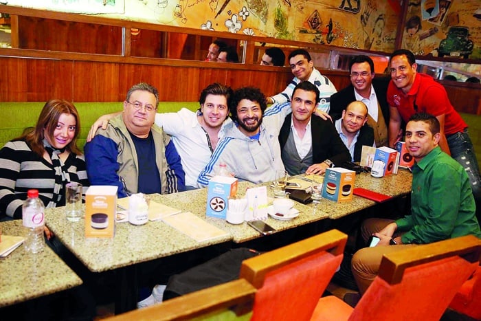 قماح وحميد الشاعري يحتفلان مع أسرتيهما بـ40 ألف مشاهدة لأغنيتهما