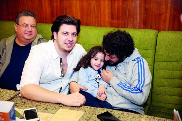 حميد وقماح يداعبان طفلة في الاحتفال