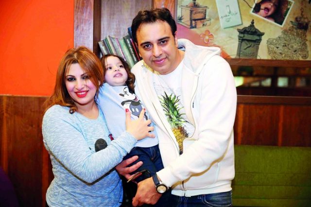  محمد جمعة مؤلف وملحن الأغنية وزوجته غادة