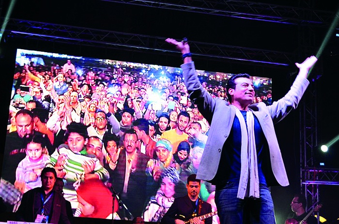 جوائز و«سيلفي» إيهاب توفيق!