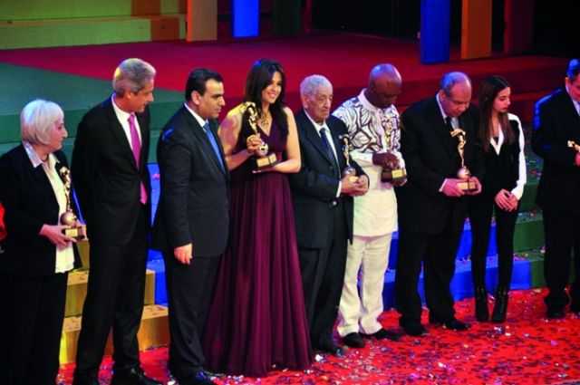  المكرمون على خشبة المسرح