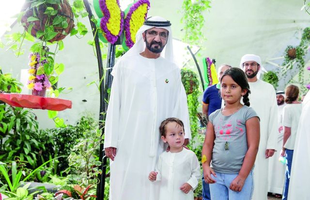 محمد بن راشد يزور ونجليه حديقتي دبي للفراشات والزهور