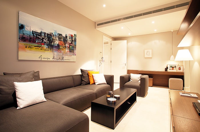 لوحات نابضة بالألوان تخترق الرمادي والأبيض