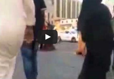بالفيديو- شاب يضرب امرأة منقّبة وسط سوق جدة! والمغرّدون السعوديون غاضبون