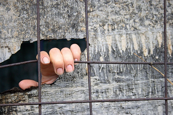 بعد انقضاء مدّة العقوبة: سجينات سعوديات يرفض أهلهن استلامهن