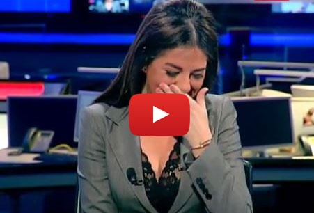 بالفيديو- مذيعة لبنانية تتعرّض لنوبة ضحك على الهواء مباشرةً بسبب 