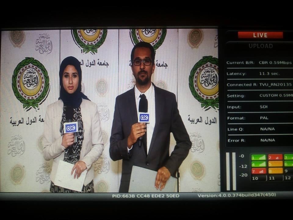 كيف تخلصت مراسلة من قصر قامتها أمام الكاميرا؟