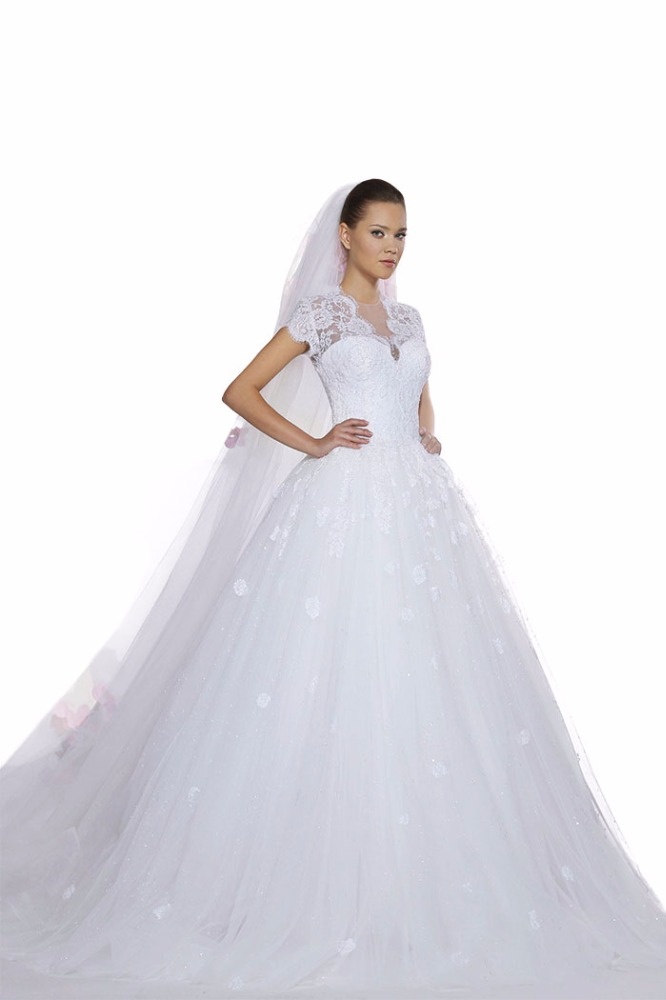 أي تصميم تختارين لطلتك الملكية؟