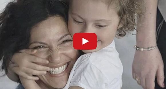 بالفيديو- أجمل تجربة، شاهدوا كيف تعرّف هؤلاء الأطفال على أمهاتهم وهم مغمضي الأعين!