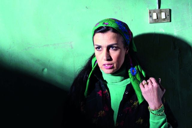 سيمون في لقطة من العمل