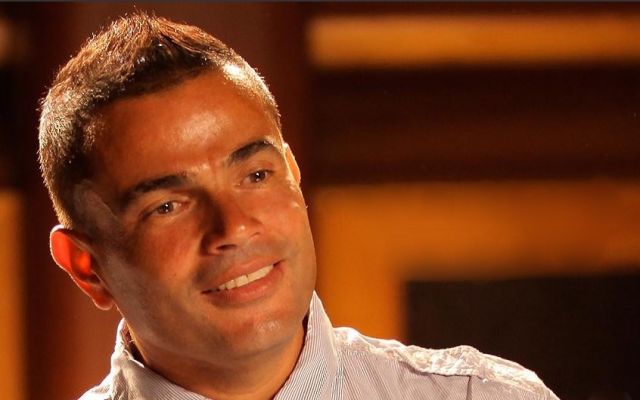 لماذا ظهرت ابنتا عمرو دياب أكبر من عمريهما؟