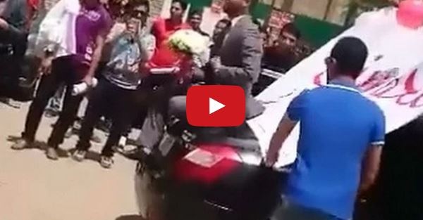 بالفيديو- في مصر، شاب يطلب الزواج من طالبة أمام زملائهما... استمعوا إلى الزغاريد