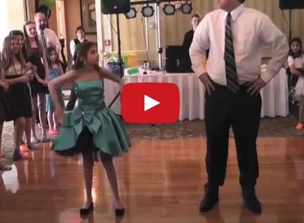 بالفيديو- رجل يتخلى عن رصانته ويرقص مع ابنته الصغيرة بطريقة مذهلة