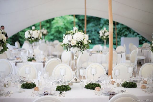 زينة الموائد باللونين الأبيض والأخضر
