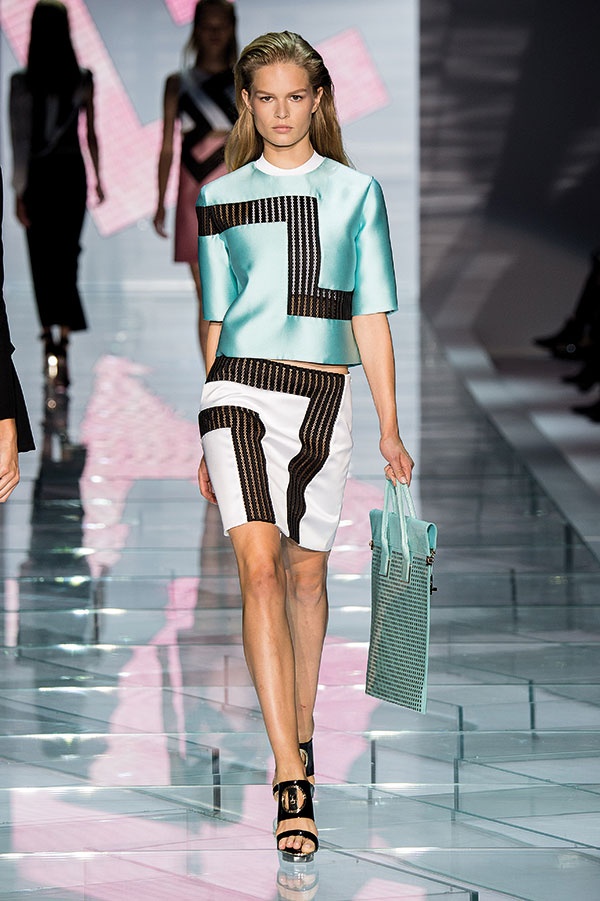 مجموعة Versace 
للنساء لربيع وصيف 2015