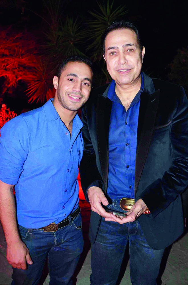 مفاجأة حكيم لابنه