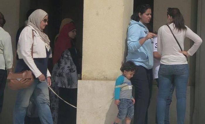 أم تربط طفلها بحبل في الشارع ما سبب تصرفها الغريب؟