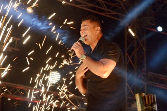 ماذا فعلت الشرطة النسائية في حفلة عمرو دياب؟