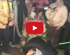 بالفيديو- أجمل هدية من عريس لأمه يوم زفافه