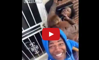 بالفيديو- شاب يستمتع بشجار وتضارب أمه وصديقته من أجل سيلفي!