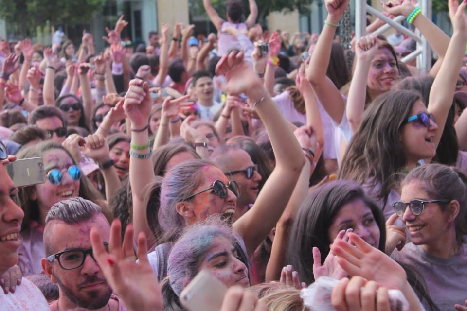 بالفيديو والصور- لبنان يحاول تحقيق أحلام الأطفال بطريقة غريبة! ما قصة رش الألوان على الناس؟