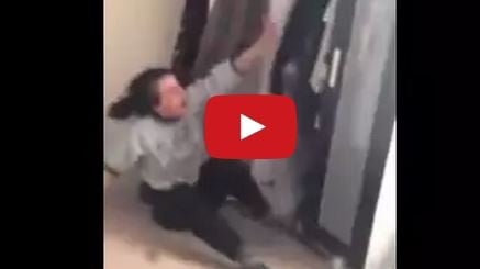 بالفيديو- كانت ترقص فوقعت عليها الخزانة! شاهدوا ماذا حل بها